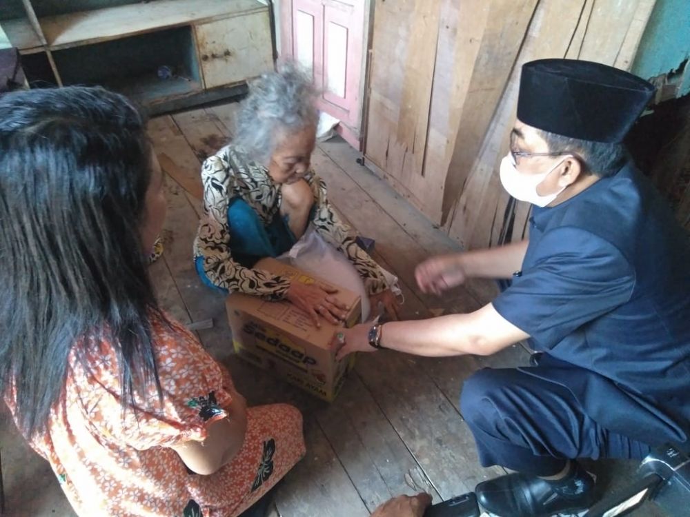 Bupati Tanjabbar Beri Santunan Ke Nenek Mardiana