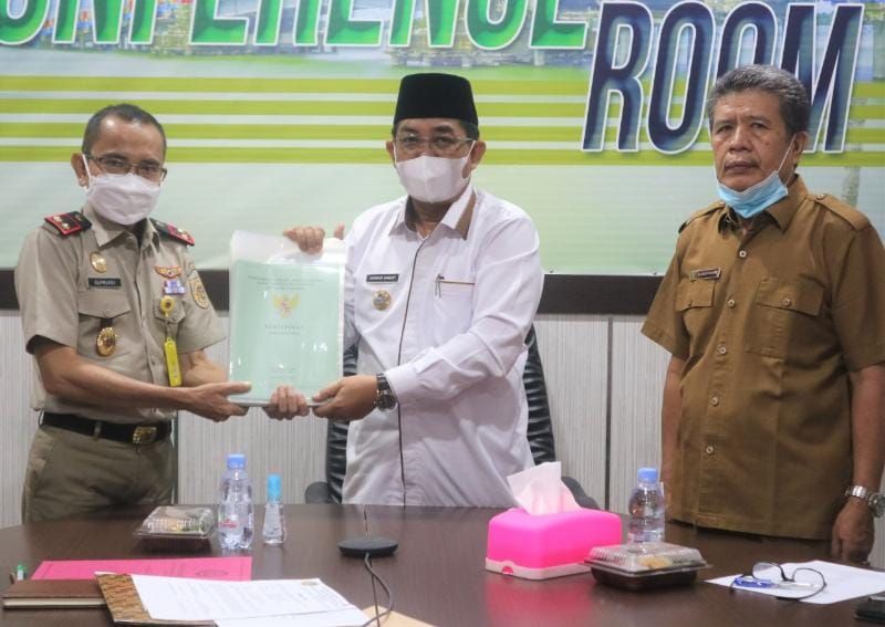 Bupati Tanjabbar Terima Sertifikat Aset Pemda dari BPN