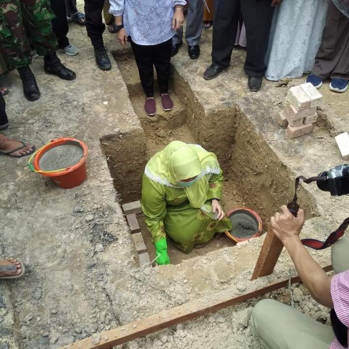 Bupati Masnah Lakukan peletakan Batu Pertama Di Yayasan Agama Desa Talang Bukit