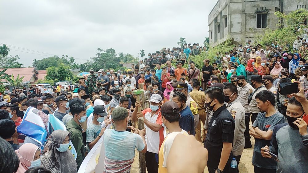 Warga Rantau Pandan Tutup Jalan PT KBPC