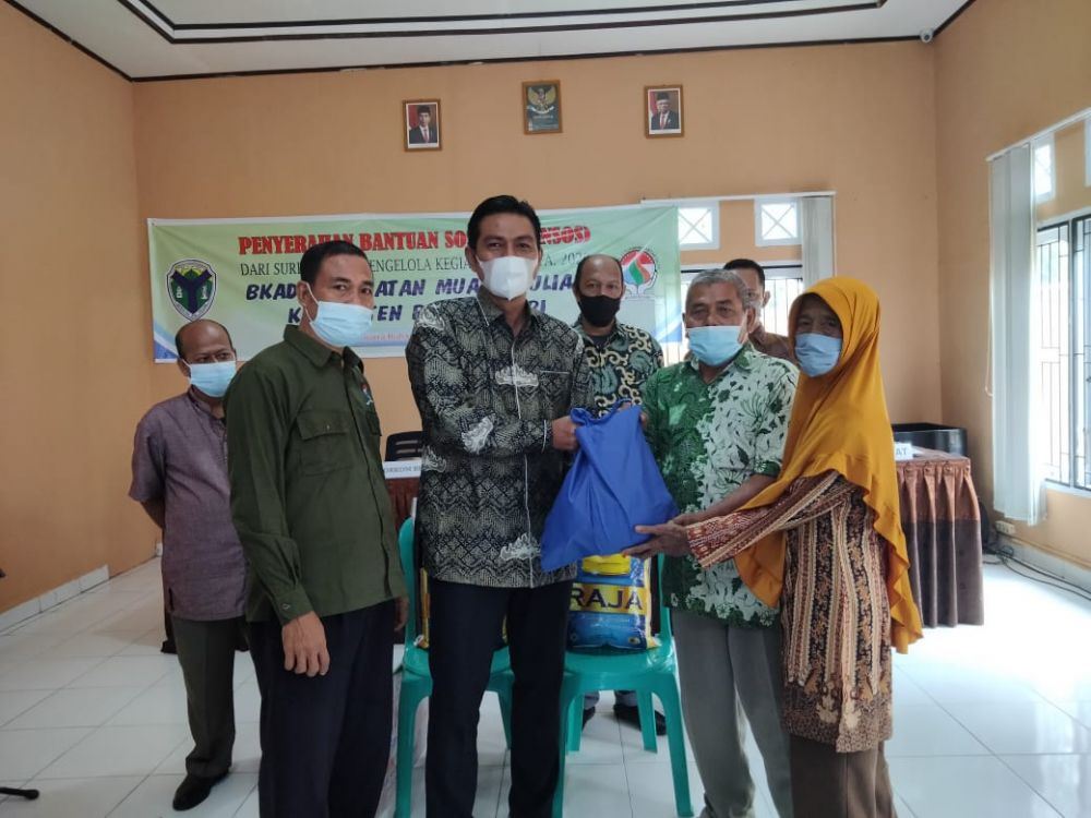 Bupati Batanghari Serahkan Ratusan Paket Sembako di BKAD Muara Bulian