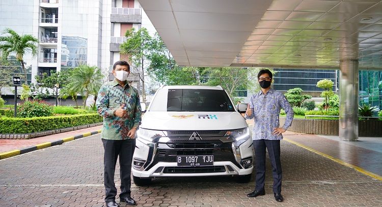 MMKSI Donasikan Mitsubishi Outlander PHEV untuk Mendukung Program Vaksinasi Covid-19 Pemerintah Indonesia