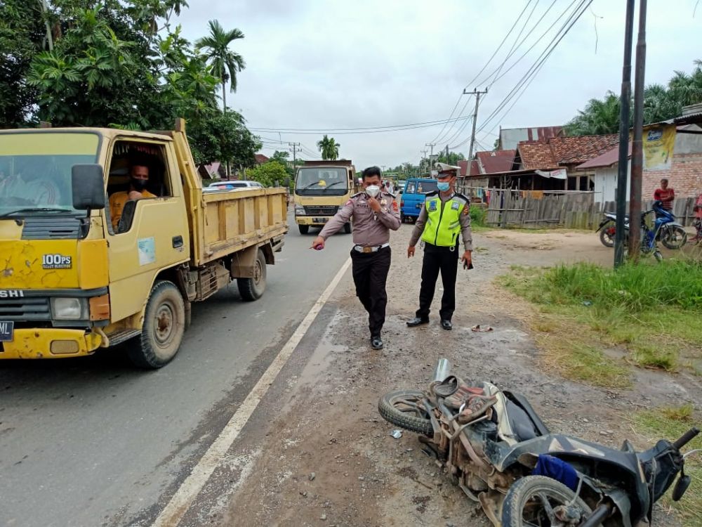 Motor Tabrak Bus Handoyo, Penumpang Motor Tewas Masuk Kolong 