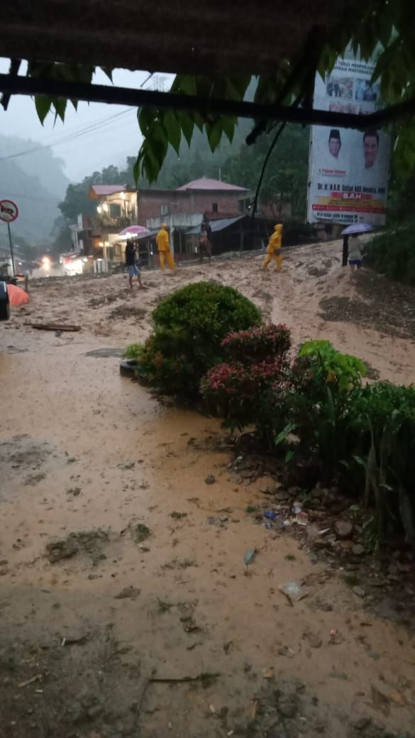 Area Persinggahan di Muaro Emat Diterjang Banjir Bandang, Jalan Kerinci - Bangko Tertimbun Tanah dan Batu