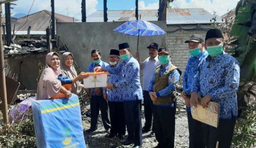 Wabup Ami Taher dan Sekda Asraf Serahkan Bantuan Kebakaran di Kemantan Tinggi