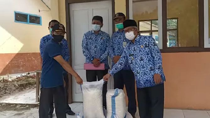 Wabup Ami Taher dan Sekda Asraf Serahkan Bantuan Sembako di Desa Pungut Mudik