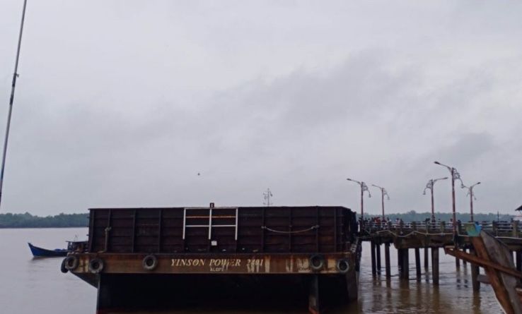 Kapal Tongkang Hantam Jembatan WFC Kuala Tungkal