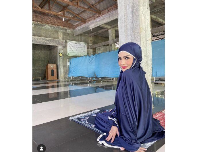 Krisdayanti Salat Dhuhur dengan Make Up Tebal, Gus Umar: Gak Wudhu Mbak?