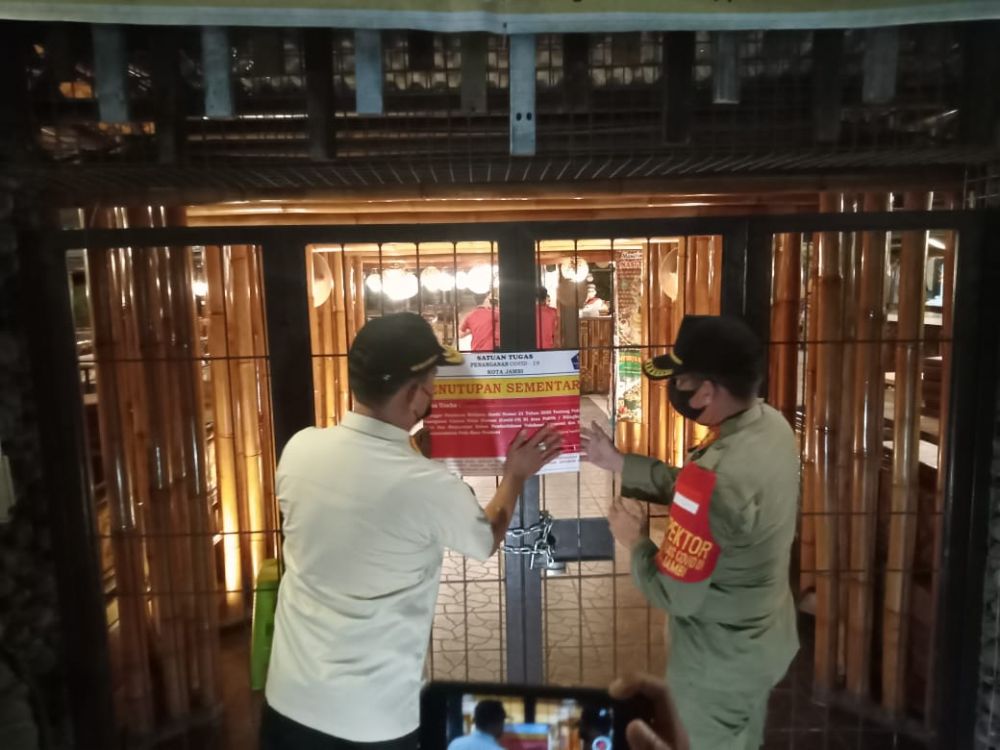 Tak Patuh Prokes, Tempat Makan SAUNK KITO Disegel dan Didenda Satpol PP Kota Jambi