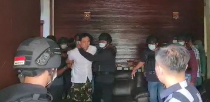 Ini Video Detik-detik Penangkapan Munarman, Masih Pakai Sarung