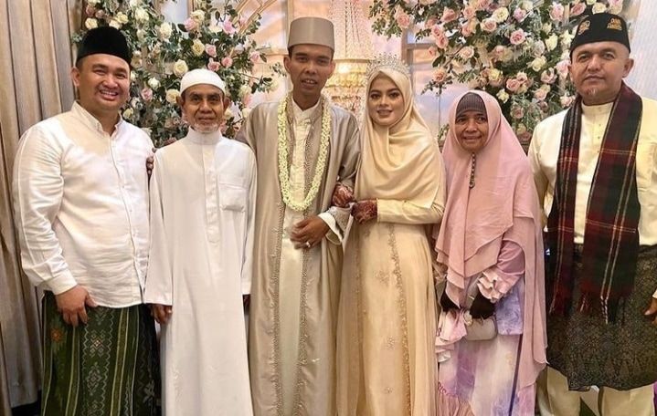 Luar Biasa, UAS Nikahi Fatimah Az Zahra dengan Mas Kawin Emas 244 Gram