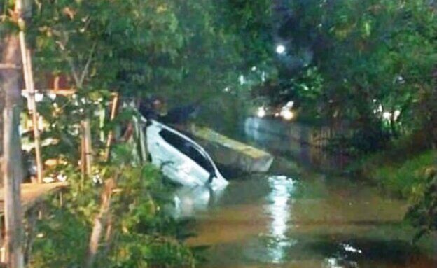 Anak Menarik Lengan Ayahnya yang Sedang Menyetir, Mobil Tak Terkendali Masuk Sungai