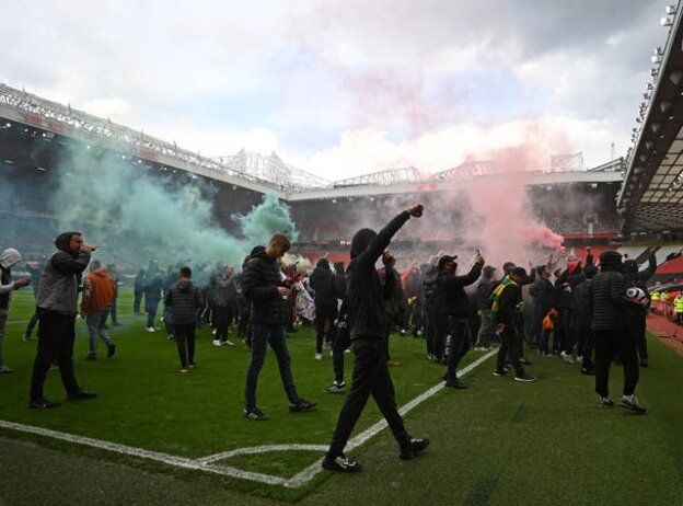 Fans MU Duduki Stadion, Polisi Terluka dan Manchester City belum Bisa Juara Liga Inggris