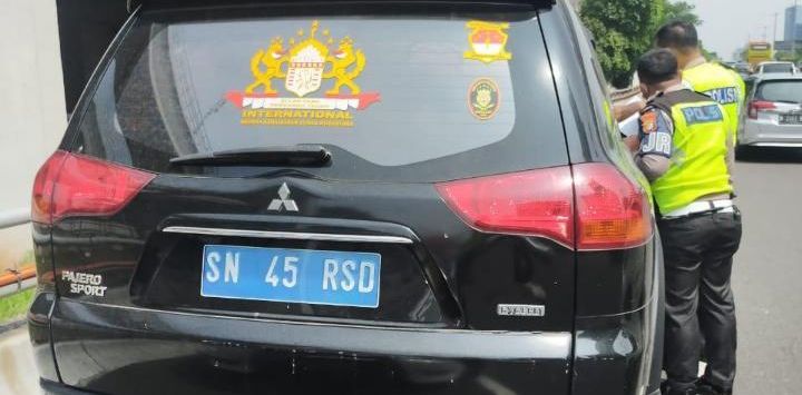 Polisi Periksa Pengemudi Mobil Pajero Mengaku Kekaisaran Sunda Nusantara, Identitasnya Banyak Banget