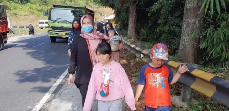 Dari Bandung, Sekeluarga Mudik Jalan Kaki Gendong Bayi ke Ciawi