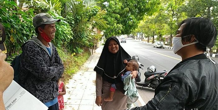 Sambil Gendong Bayi, Suami Istri dan 2 Anaknya Nekat Jalan Kaki 282 KM dari Jateng ke Bandung