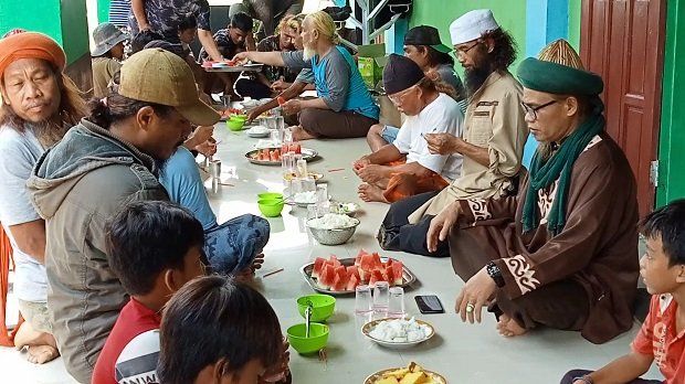 Jemaah An Nadzir Buka Puasa di Siang Bolong, Anak-anak Tampak Ceria