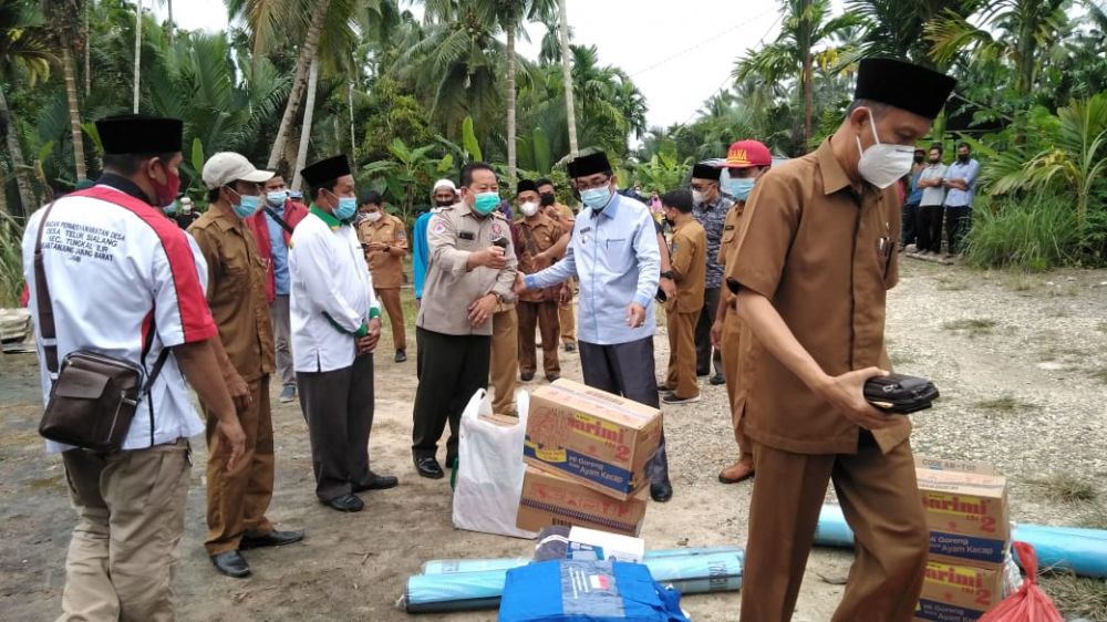 Bupati Tanjabbar beri Bantuan Korban Kebakaran di Parit Cegat