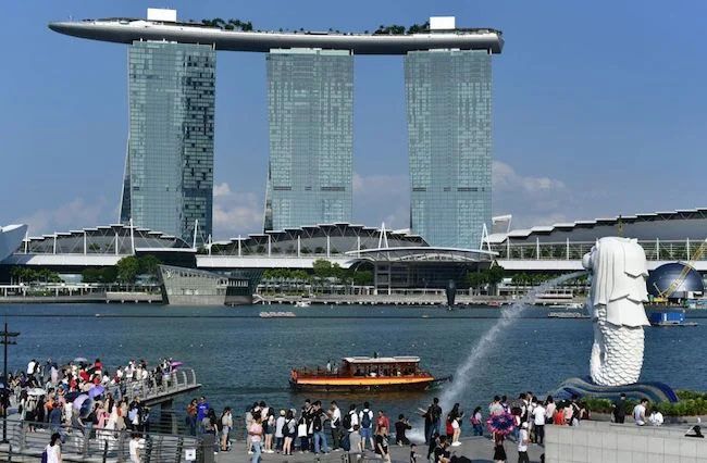 Covid-19 Mengganas Lagi, Singapura Lockdown hingga Juni, Warga Gelagapan Belanja