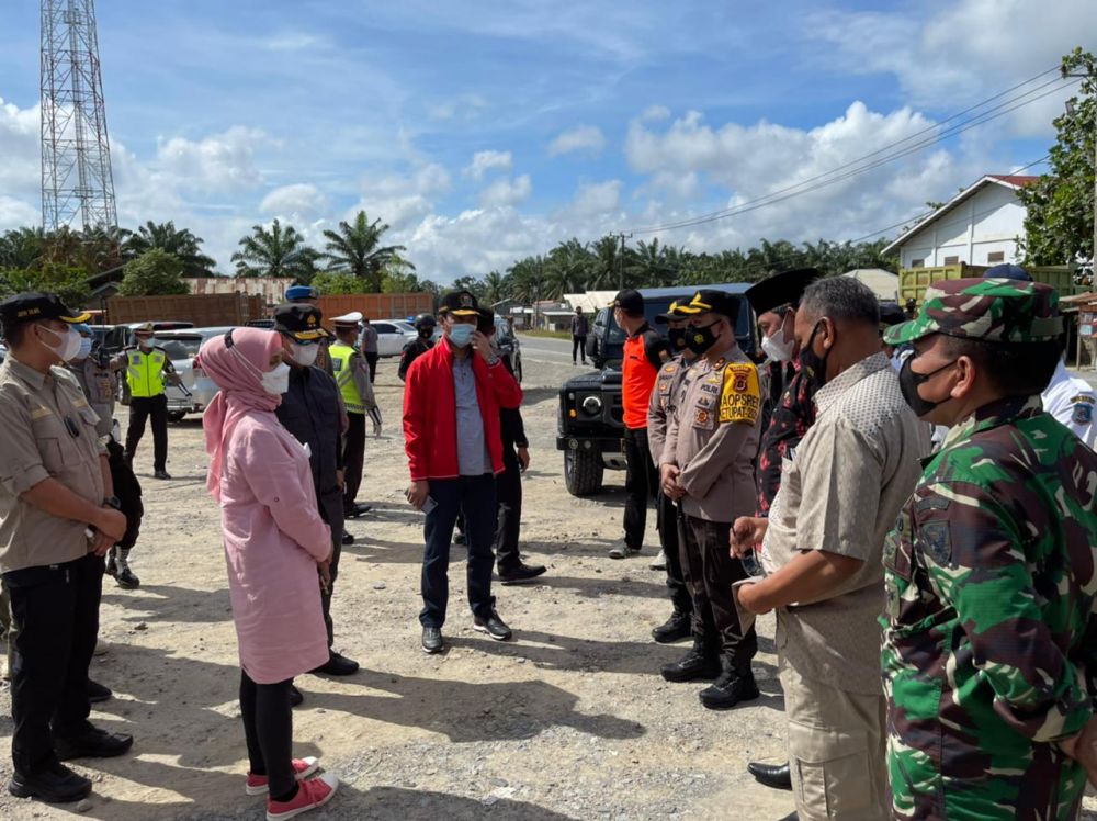 Pj Gubernur Jambi Tinjau Posko Penyekatan Mudik dan Rumah Isolasi di Tanjab Barat