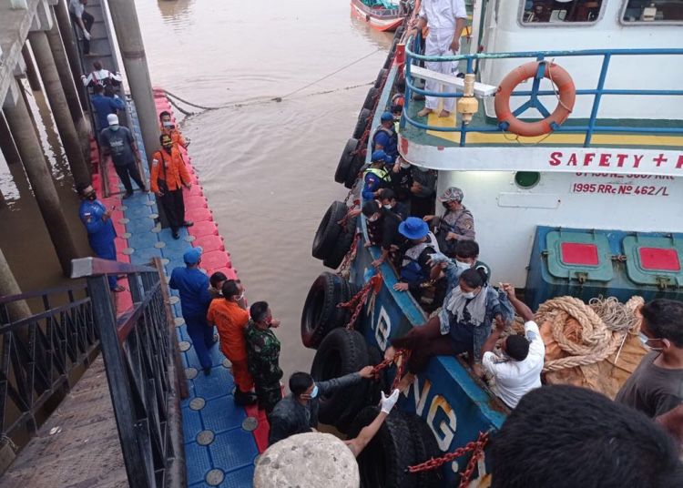 Korban Kapal Tenggelam Tiba di Dermaga Kuala Jambi