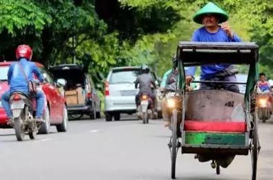 Anak Tukang Becak Melamar Putri Seorang Bupati, Begini Kisahnya!