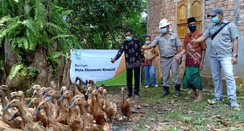 Dukung Ekonomi Kreatif Desa, Asian Agri Bagikan BebekBagi Kaum Dhuafa