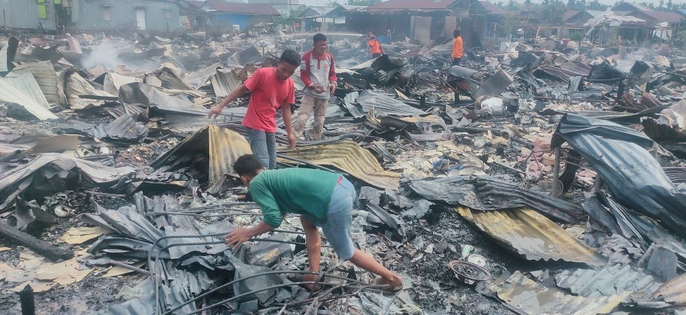 Mengais Puing Sisa Kebakaran