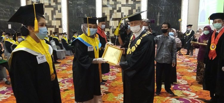 Unbari Jambi Mewisuda Diploma, Sarjana dan Magister ke 49