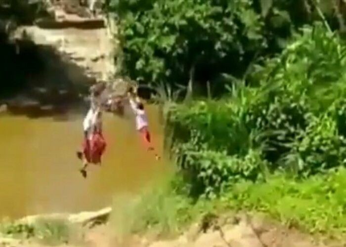 Se-Indonesia Kena Prank Sama 3 Bocah SD yang Bergelantungan Menyebrangi Sungai, Ini Faktanya!