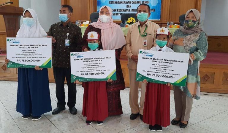 MoU Dengan BPJS Ketenagakerjaan, 3 Pelajar Terima Beasiswa