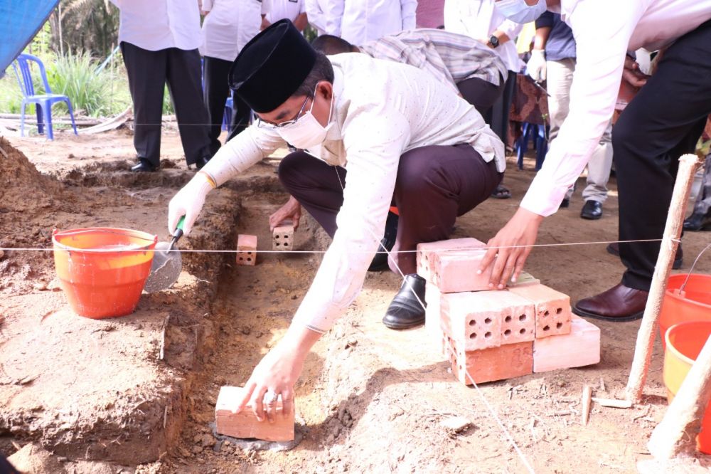 Bupati Letakkan Batu Pertama Mushola Al-Alief, dan Serahkan Hadiah Desa dan Kelurahan Berprestasi