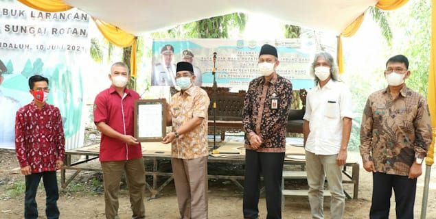 Bupati Tanjabbar Serahkan Sertifikat RSPO pada FPS-MRM dan APBML