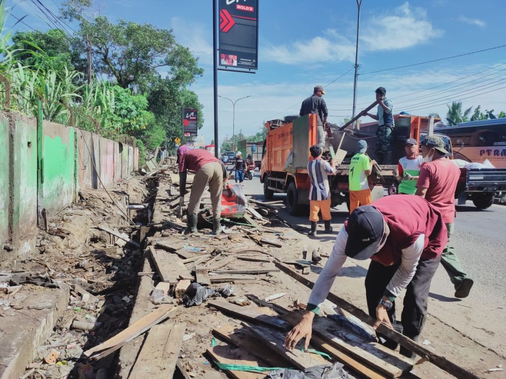 Langgar Ketertiban, Pemkot Jambi Ratakan Lapak Liar di Simpang Rimbo