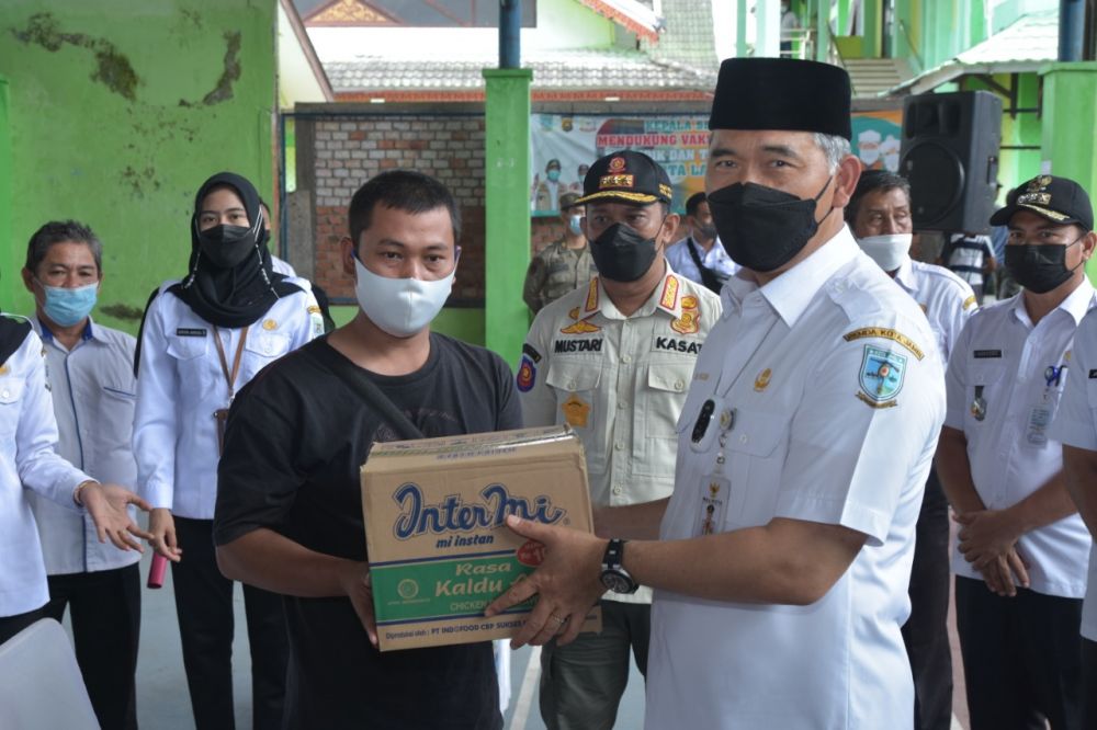 Peduli Pelaku UMKM Fasha serahkan JPS dan Vaksinasi Pedagang