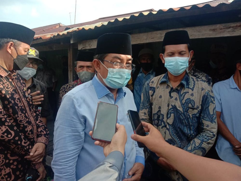 Bupati Tanjabbar Cek Dermaga Apung Rusak di Sungai Serindit