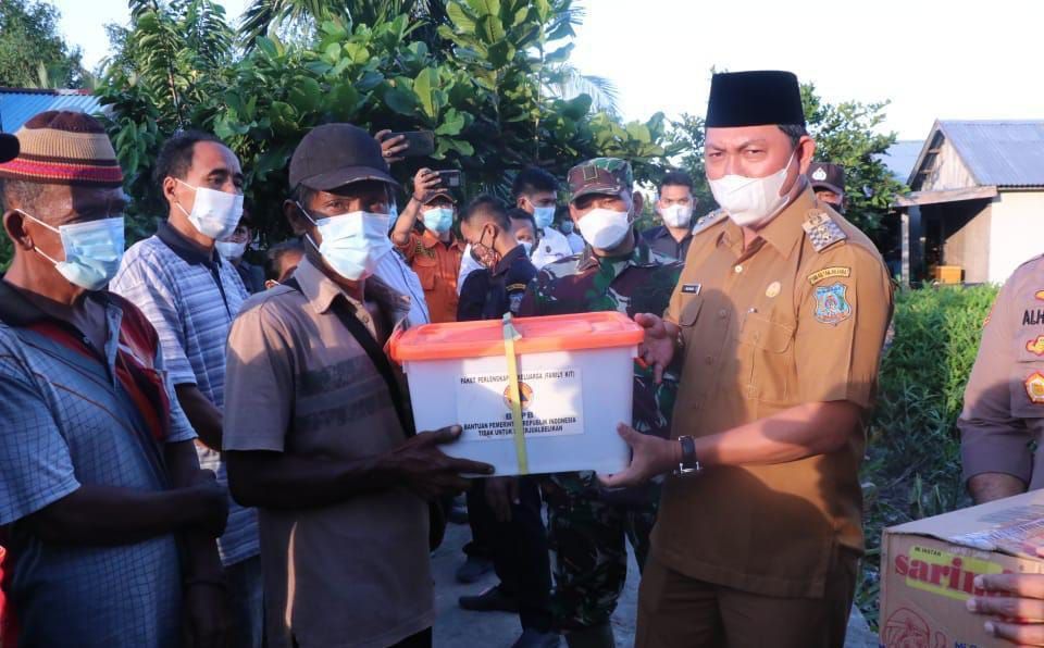 Wabup Serahkan Bantuan Longsor Parit Deli