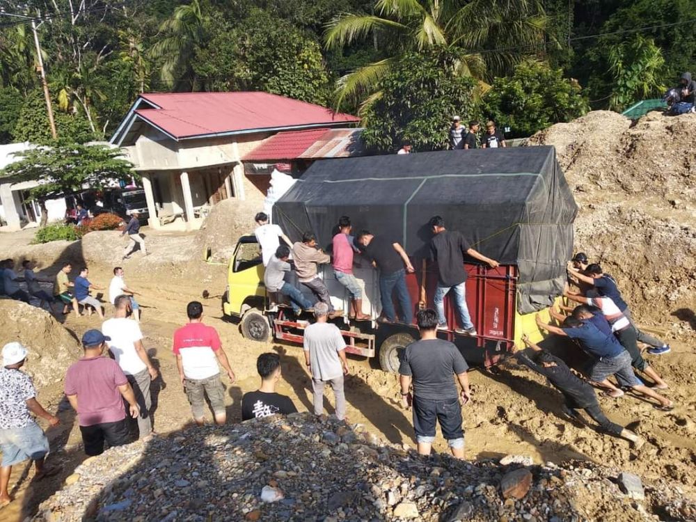 Longsor, Puluhan Kenderaan Terjebak di Muaro Imat