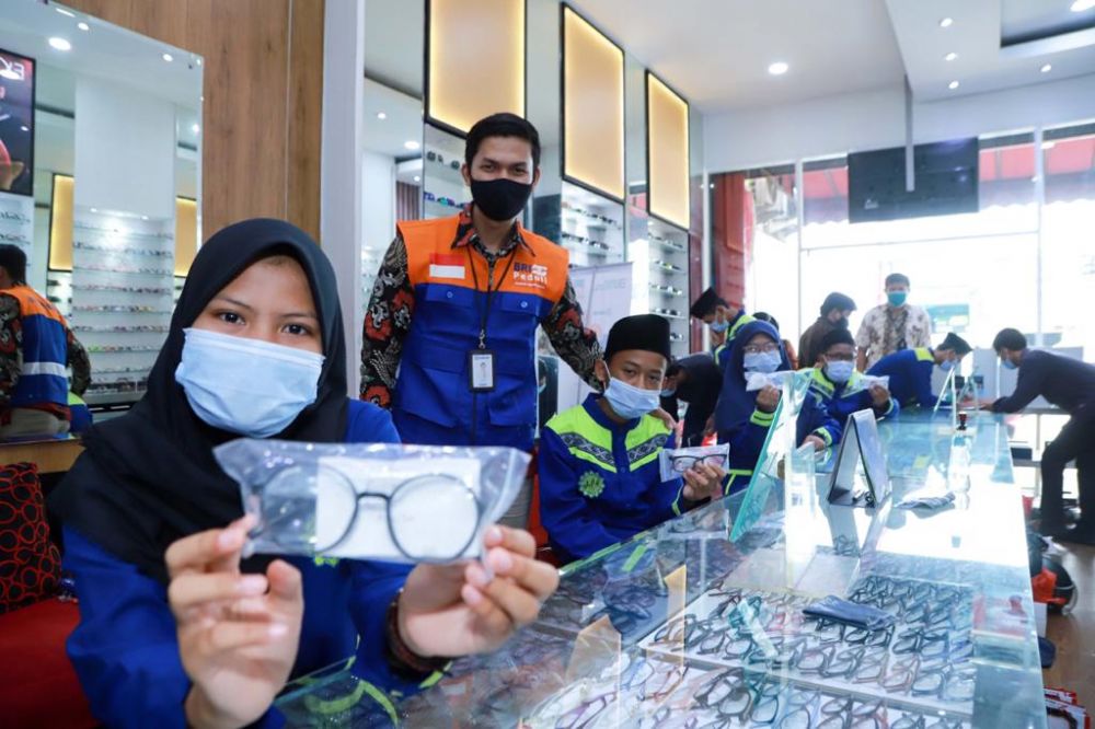 Cerita Santri Di Tangerang Dapat Bantuan Kacamata Gratis Dari BRI