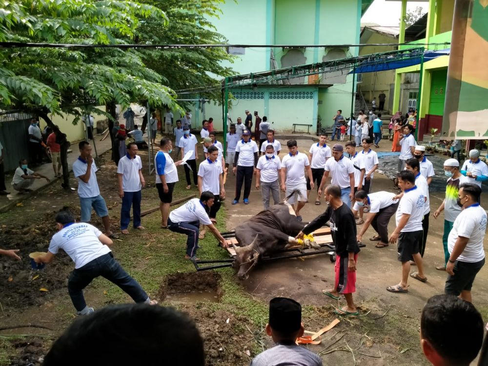 Masjid Nurul Ittihad Sembelih 9 Sapi dan 3 Kambing