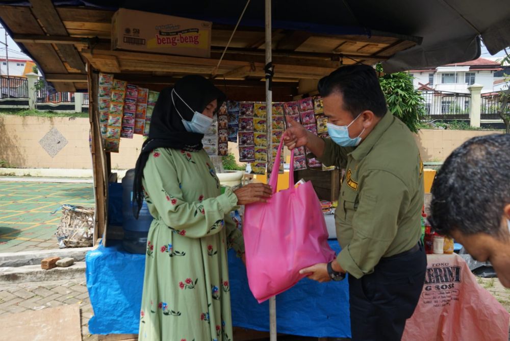 Berikan Paket Bantuan, Gubernur Minta Pedagang Kaki Lima Taat Prokes