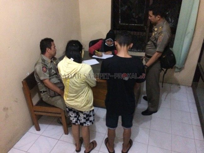 Polisi Berhasil Buka Pintu Kamar, Belasan Pasangan yang Berduaan Dibikin Terkejut