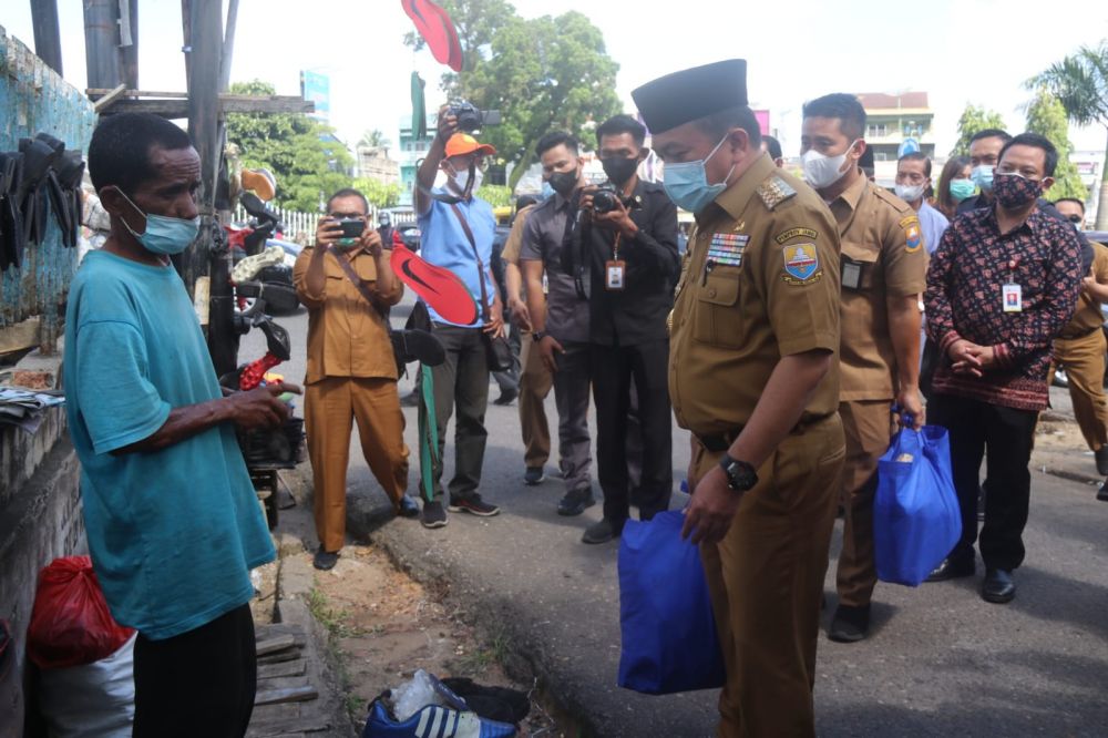 Gubernur Al Haris Salurkan Paket Bantuan Sembako Kepada Pelaku Ekonomi