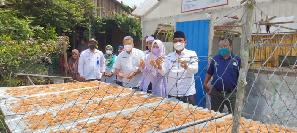 Turun Ke Industri Kecil, Ketua TP PKK Promosi kan Hasil Olahan Udang