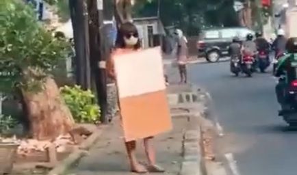 Dinar Candy Turun ke Jalan Pakai Bikini, Ngaku Stres PPKM Diperpanjang