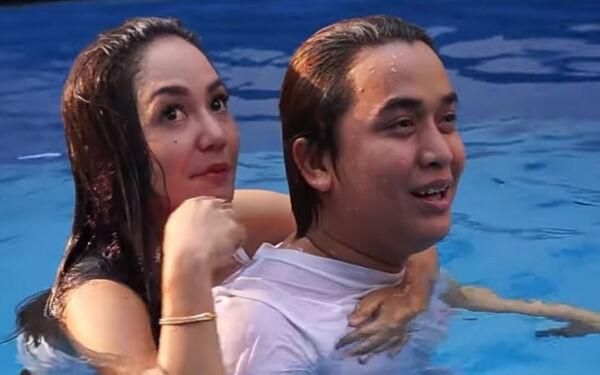 Bikin Ngilu! Billy Syahputra Dipeluk Mesra Cewek Berbikini dalam Kolam