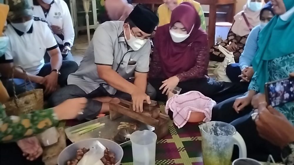 Sambangi Home Industri, Ketua PKK Apresiasi Penanaman Jahe Merah di Desa