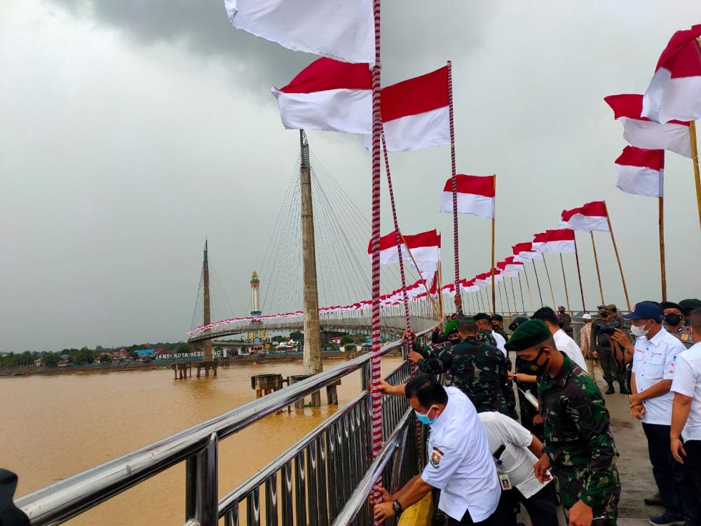 Gubernur Al Haris Kibarkan Seribu Bendera Merah Putih