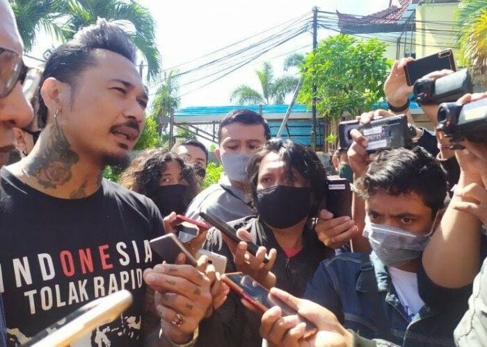 Suntik Vaksin di Polda Metro Jaya, Jerinx SID: yang Penting Bisa Main Drum Lagi