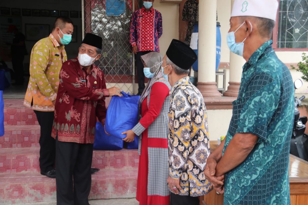 Awali Kunjungan Kerja Di Tanjabbar, Wakil Gubernur Jambi Berikan Bantuan